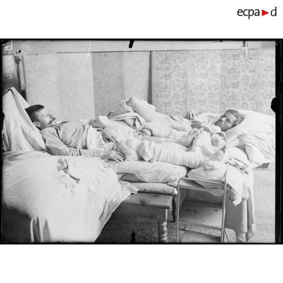 Paris, hôpital du Grand Palais, opération de la greffe des os, par le Dr Laurent. Les opérés 8 jours après la soudure des os. [légende d’origine]