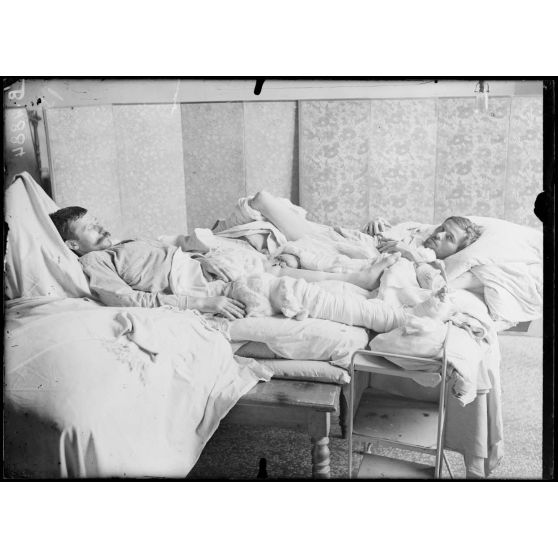 Paris, hôpital du Grand Palais, opération de la greffe des os, par le Dr Laurent. Les opérés 8 jours après la soudure des os. [légende d’origine]