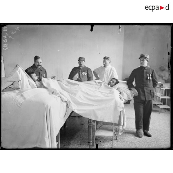 Paris, hôpital du Grand Palais, opération de la greffe des os, par le Dr Laurent. Les deux soldats opérés dans les mêmes conditions et en voie de guérison. [légende d’origine]