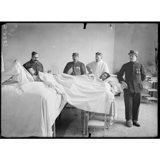 Paris, hôpital du Grand Palais, opération de la greffe des os, par le Dr Laurent. Les deux soldats opérés dans les mêmes conditions et en voie de guérison. [légende d’origine]