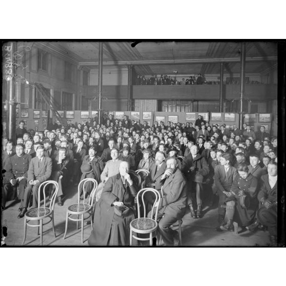 Paris, collège Stanislas, conférence faite par la section photographique de l'armée. [légende d’origine]