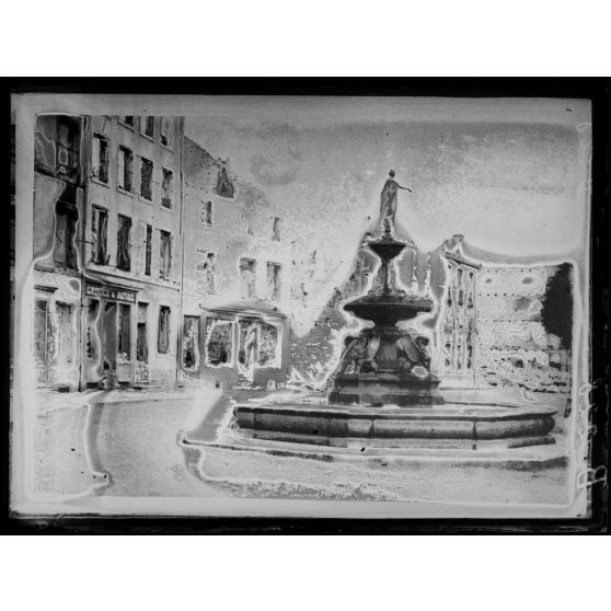 Place et fontaine à Raon-l’Etape (Vosges). [légende d’origine]