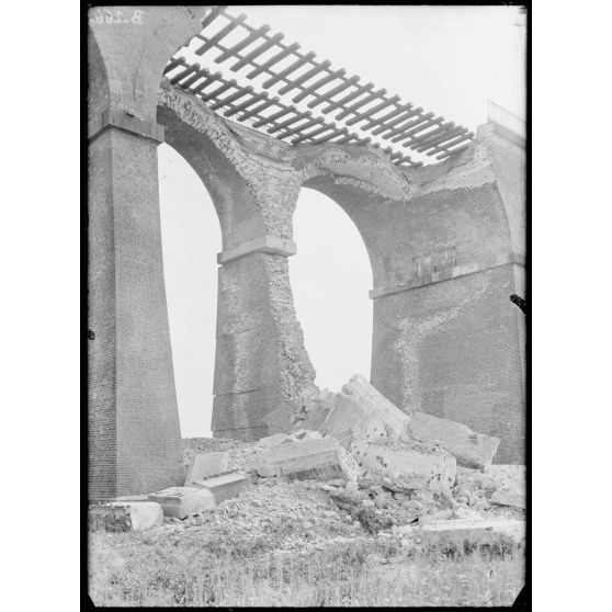 Viaduc de Dannemarie démoli par des 420 allemands. [légende d’origine]