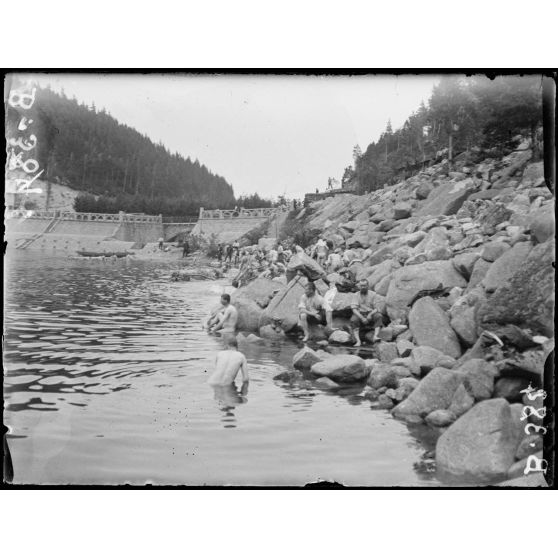 La baignade des Alpins dans le lac noir. [légende d'origine]