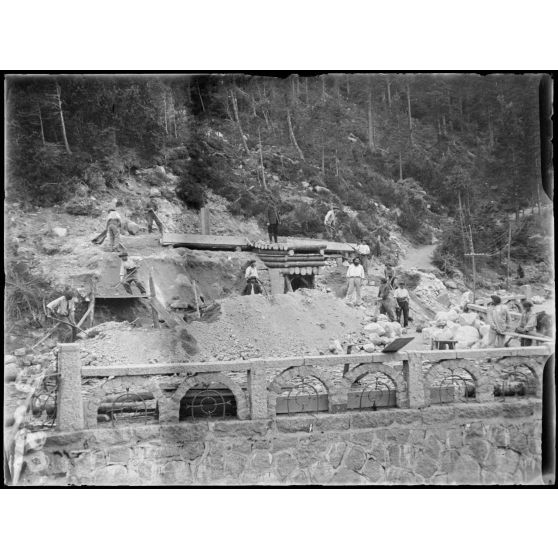 Lac Noir : construction d’un dépôt de munitions. [légende d’origine]