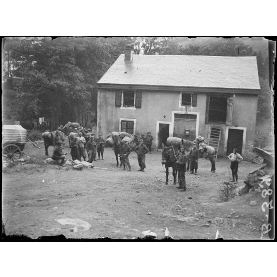 Le Rudlin (Vosges). Chargement des mulets. [légende d’origine]