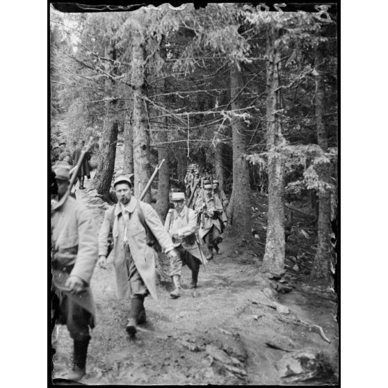 Compagnie défilant sous bois au Schiessroth. [légende d’origine]