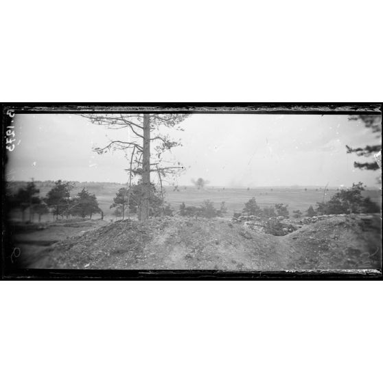 Secteur du bois Bricot (Marne), région de Perthes. Eclatement d'obus allemands au camp d'Elberfeld sur les cotes 193 et 200. [légende d'origine]