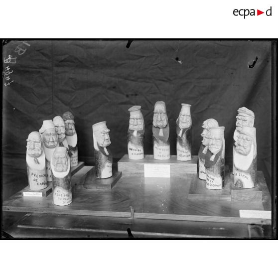 Paris, salon des Armées, Cour d’assises, scène de 13 personnages, bois sculpté au couteau par Hausseray. [légende d’origine]