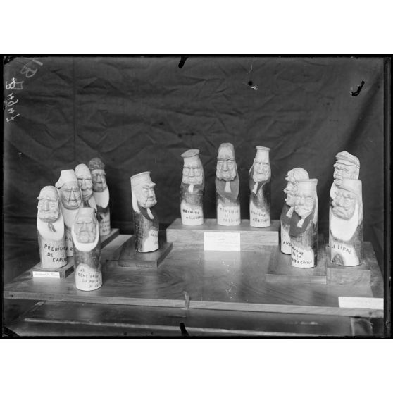 Paris, salon des Armées, Cour d’assises, scène de 13 personnages, bois sculpté au couteau par Hausseray. [légende d’origine]