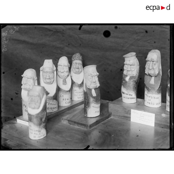 Paris, salon des Armées, Cour d’assises, scène de 13 personnages, bois sculpté au couteau par Hausseray. [légende d’origine]