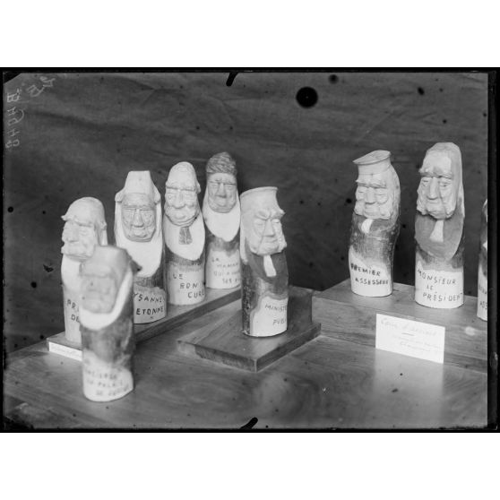 Paris, salon des Armées, Cour d’assises, scène de 13 personnages, bois sculpté au couteau par Hausseray. [légende d’origine]