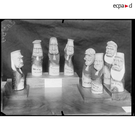 Paris, salon des Armées, Cour d’assises, scène de 13 personnages, bois sculpté au couteau par Hausseray. [légende d’origine]