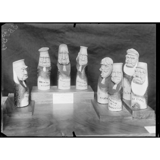 Paris, salon des Armées, Cour d’assises, scène de 13 personnages, bois sculpté au couteau par Hausseray. [légende d’origine]
