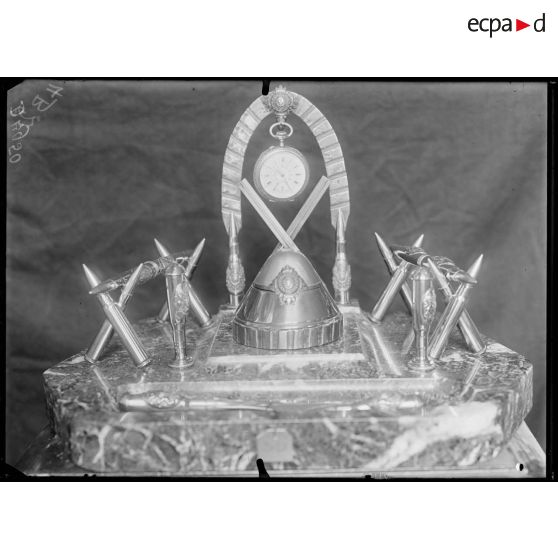 Paris, salon des Armées, encrier fusée d’obus, par Peter. [légende d’origine]