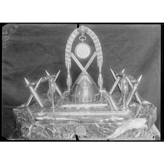 Paris, salon des Armées, encrier fusée d’obus, par Peter. [légende d’origine]