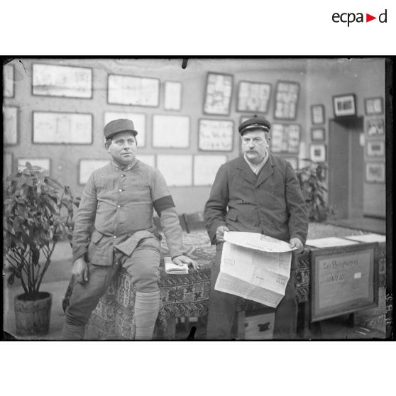 Paris, les deux gardiens du salon des Armées. [légende d’origine]