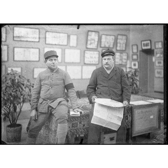 Paris, les deux gardiens du salon des Armées. [légende d’origine]