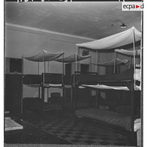 Beni Messous. Camp Basset. Batiments du centre d'instruction du train n°160 (CIT 160) et de la compagnie de circulation routière n°210 (CCR 210). Dortoir.