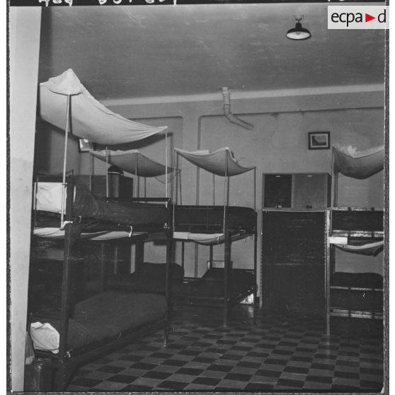 Beni Messous. Camp Basset. Batiments du centre d'instruction du train n°160 (CIT 160) et de la compagnie de circulation routière n°210 (CCR 210). Dortoir.