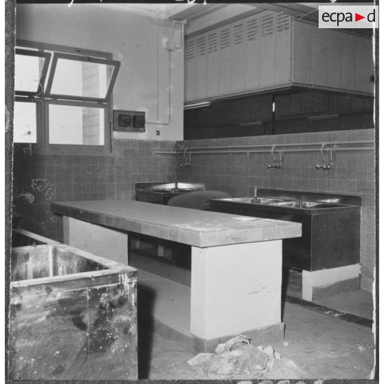 Beni Messous. Camp Basset. Nouvelle cuisine moderne du centre d'instruction du train n°160 (CIT 160).