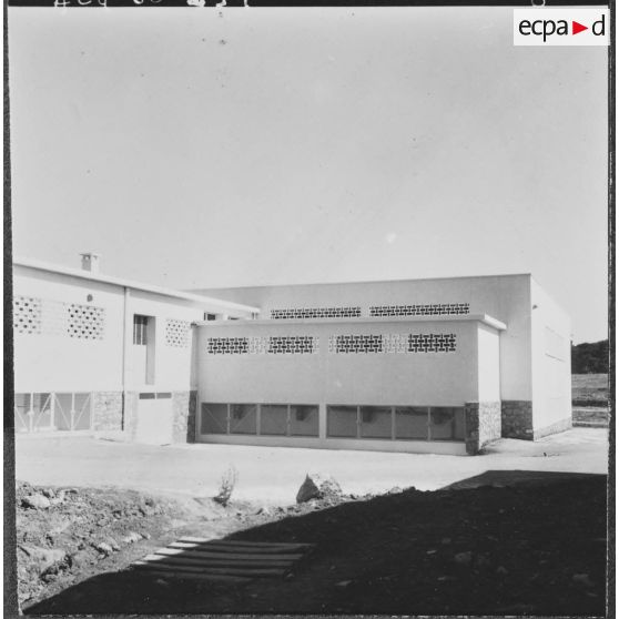 Beni Messous. Camp Basset. Vue extérieure de la nouvelle cuisine moderne du centre d'instruction du train n°160 (CIT 160).