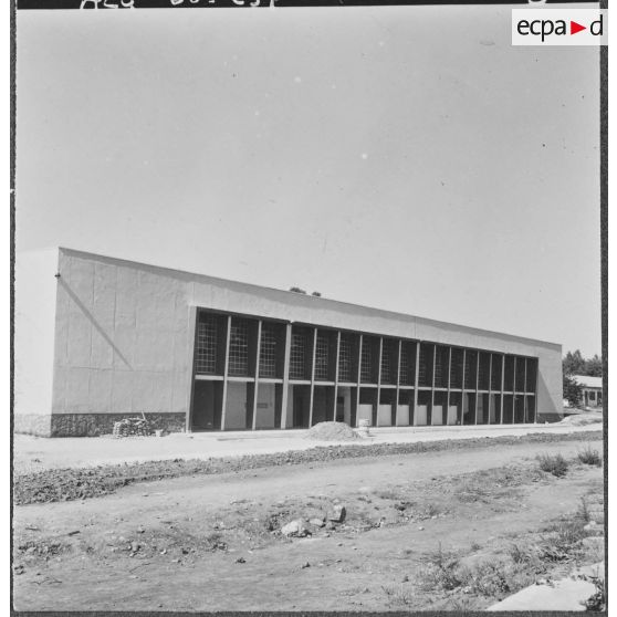 Beni Messous. Camp Basset. Vue extérieure de la nouvelle cuisine moderne du centre d'instruction du train n°160 (CIT 160).