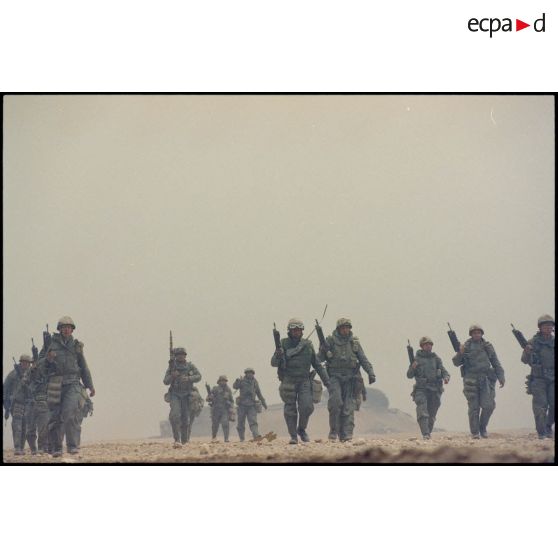 La 2e section de combat de la 2e compagnie du 2e REI (régiment étranger d'infanterie) marche en colonne sur une piste de la BA (base aérienne) irakienne d'Al Salman.