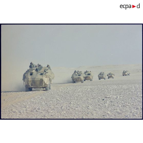 Une colonne de VAB du 2e REI (régiment étranger d'infanterie) dans le désert irakien soulève des nuages de poussière lors de la progression de Rochambeau à la BA (base aérienne) d'Al Salman.