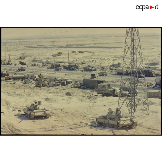 Véhicules irakiens abandonnés et détruits lors du retrait des troupes irakiennes au Koweit.