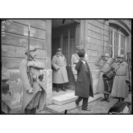 Au GQG visite du président de la République. [légende d’origine]