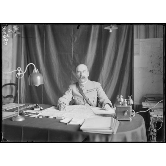 Au GQG, le général Pont, major général. [légende d’origine]