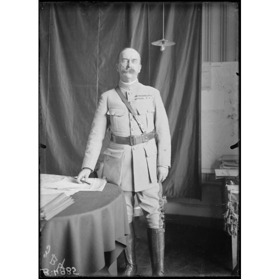 Au GQG, le général Pont, major général. [légende d’origine]