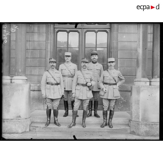 Au GQG, Groupe des majors généraux. De gauche à droite : 1er rang, général Ragueneau, général Pont, général Claudel, 2e rang, général Dupont, colonel Poindron. [légende d’origine]