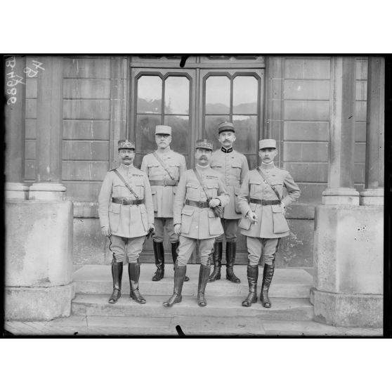 Au GQG, Groupe des majors généraux. De gauche à droite : 1er rang, général Ragueneau, général Pont, général Claudel, 2e rang, général Dupont, colonel Poindron. [légende d’origine]