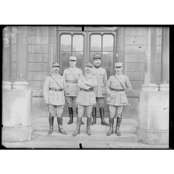 Au GQG, Groupe des majors généraux. De gauche à droite : 1er rang, général Ragueneau, général Pont, général Claudel, 2e rang, général Dupont, colonel Poindron.  [légende d’origine]
