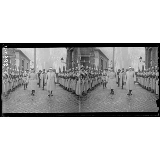 Au GQG, visite du président de la République et du président du Conseil. [légende d’origine]