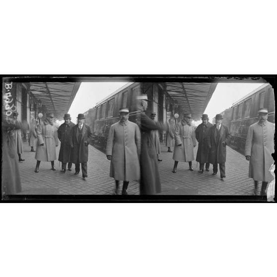 Visite du président de la République et du président du Conseil, l'arrivée à la gare de Beauvais. [légende d’origine]