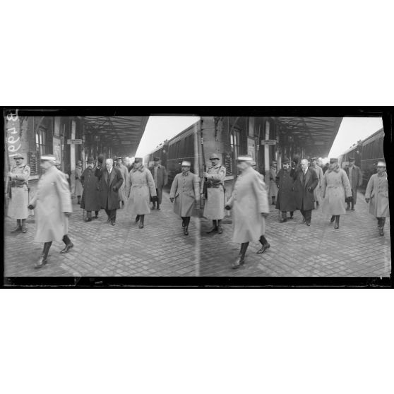 Visite du président de la République et du président du Conseil, l'arrivée à la gare de Beauvais.  [légende d’origine]