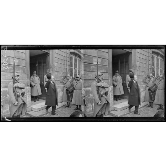 Visite du président de la République et du président du Conseil au GQG, le départ du président. [légende d’origine]