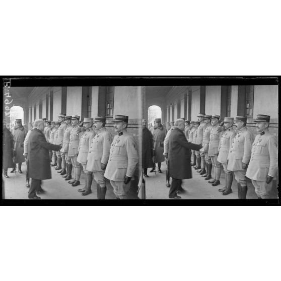 Visite du président de la République au GQG, visite à la direction de l’arrière. [légende d’origine]