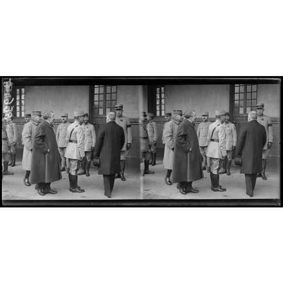 Visite du président de la République au GQG, visite à la direction de l’arrière. [légende d’origine]