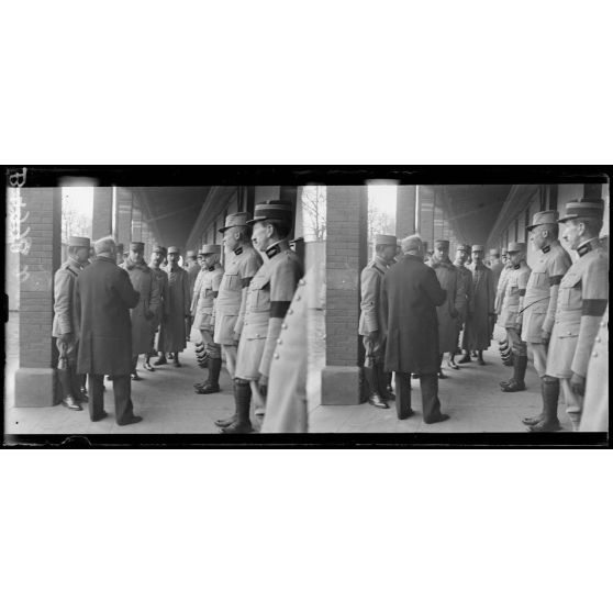 Visite du président de la République au GQG, à la direction de l’arrière. [légende d’origine]