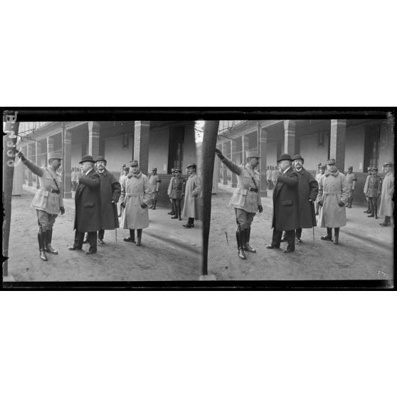 Visite du président de la République au GQG, à la direction de l’arrière. [légende d’origine]