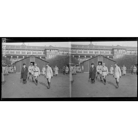 Visite du président de la République au GQG, à la direction de l’arrière. [légende d’origine]