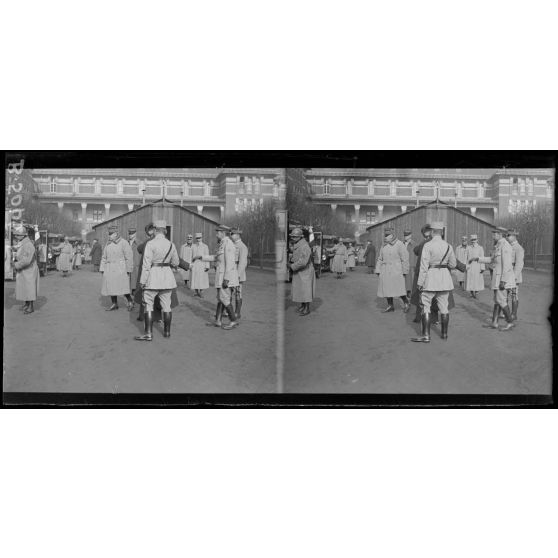 Visite du président de la République au GQG, à la direction de l’arrière. [légende d’origine]