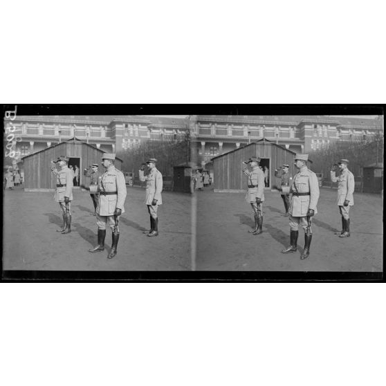 Visite du président de la République au GQG, à la direction de l’arrière. [légende d’origine]