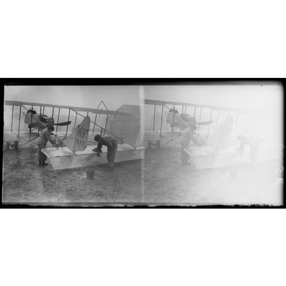 Etampes, école d’aviation, femmes lavant un appareil Farman. [légende d’origine]