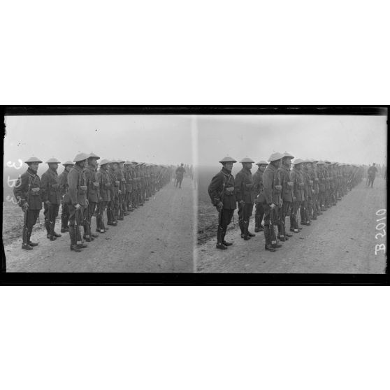 Etampes, école d’aviation, compagnie d’indochinois venant rendre les honneurs pour une remise de décorations. [légende d’origine]