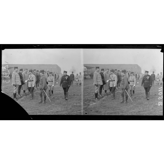 Etampes, école d’aviation, le colonel Girod passe en revue les officiers de l’école. [légende d’origine]